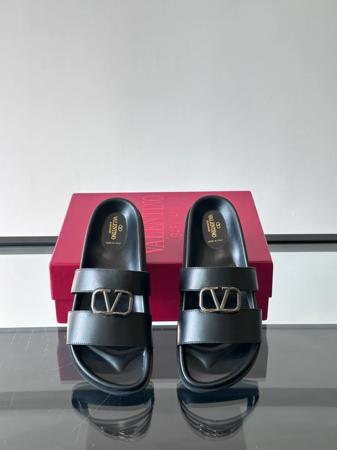 Men's shoes 💰p320 "VALENTINO" Valentino Men's 🧍‍♂️ Spring and summer new style metal rivet flat slippers, elegant sandals, the same style worn by celebrities, original molding, imported calfskin. Rubber outsole. Soft and durable, full set of counter packaging size: 39-44 (customized at 38.45.46)